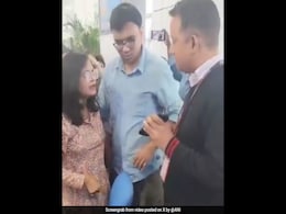 SpiceJet Flight Delayed For 7 Hours In Delhi, Passengers Confront Staff SpiceJet Flight Delayed For 7 Hours In Delhi, Passengers Confront Staff