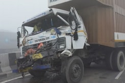 1 Dead, 12 Injured In Multi Vehicle Pile-Up On Agra-Lucknow Expressway In UP 1 Dead, 12 Injured In Multi Vehicle Pile-Up On Agra-Lucknow Expressway In UP