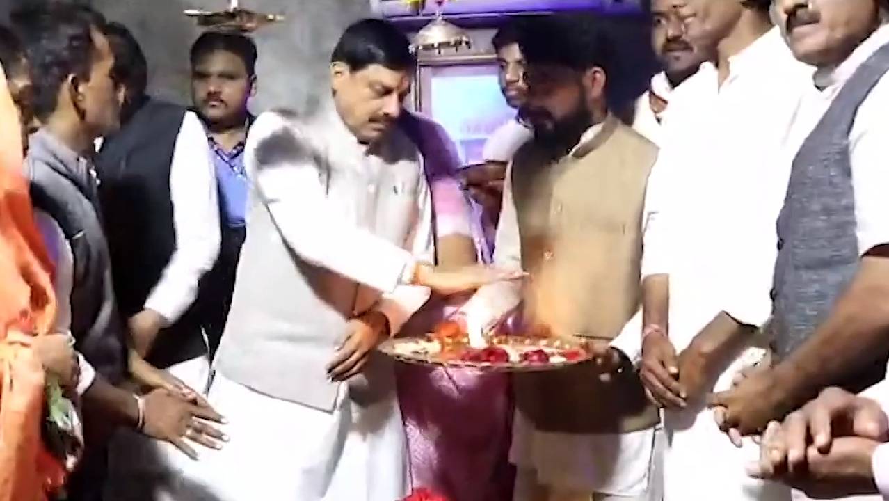 सीएम मोहन यादव ने खंडवा में संत  सिगांची मंदिर में की पूजा अर्चना