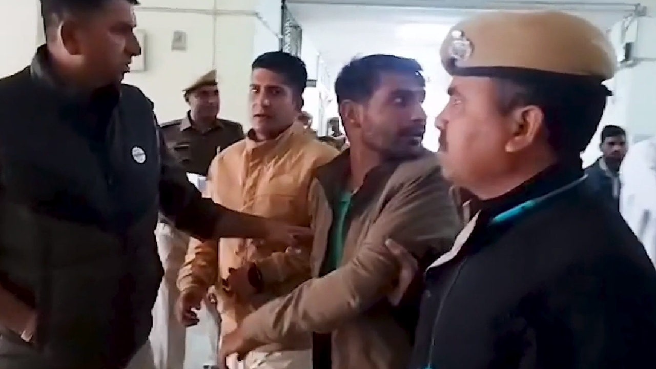 राजस्थान के झालावाड़ की अदालत में तब मचा हड़कंप जब कांस्टेबल पर बदमाश ने किया हमला