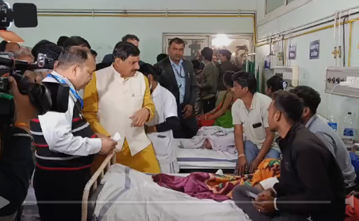 Bus Accident: गुना बस हादसे में 13 जिंदा जले, 15 की हालत गंभीर, अस्पताल जाकर पीड़ितों से मिले सीएम