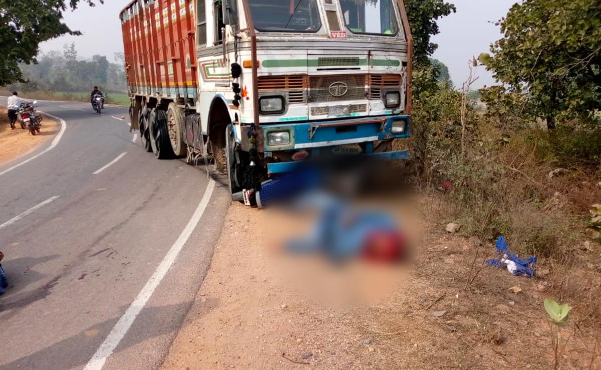 Madhya Pradesh : सागर में ट्रक ने बाइक को मारी टक्कर, पति-पत्नी और बेटे की मौत