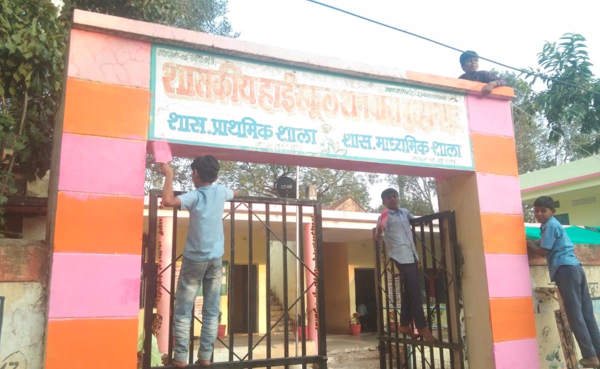 टीचरों के सामने 10 फीट ऊंचे गेट पर चढ़कर पुताई कर रहे बच्चे, वायरल हुआ वीडियो