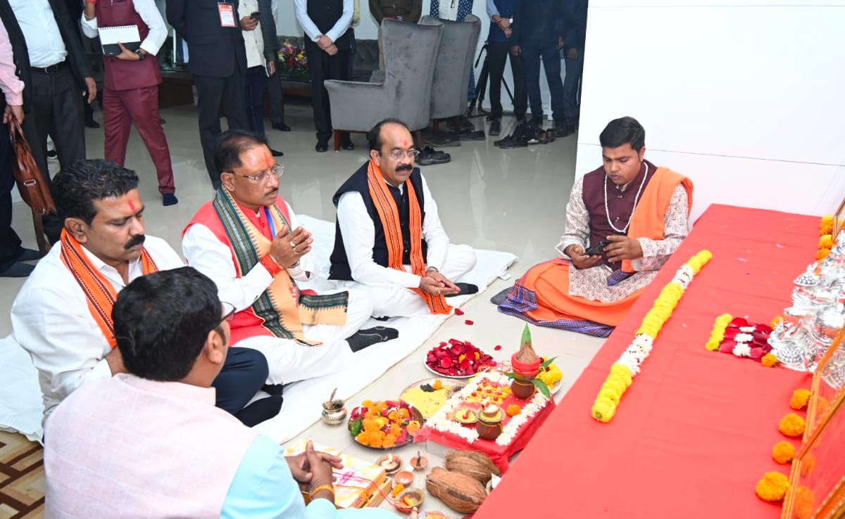 पहली बार किसी CM ने कार्यभार संभालने से पहले सचिवालय में की पूजा, फॉर्म में आए विष्णुदेव साय
