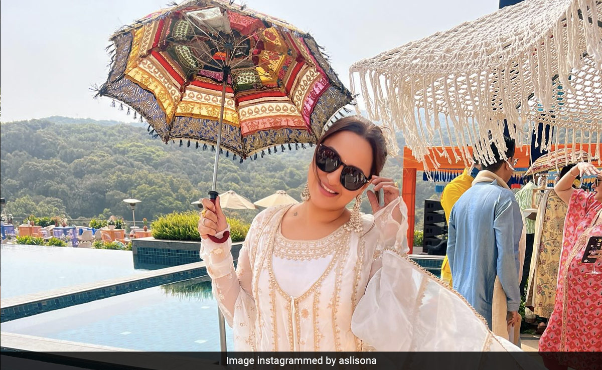 Keeping Up With Sonakshi Sinha's <i>Bridgerton</i> Look With A <i>Desi</i> Twist