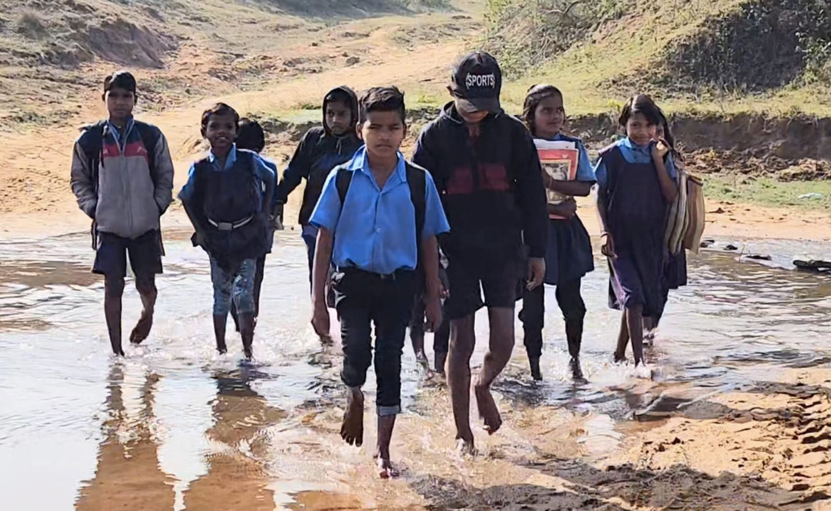 जान जोखिम में डालकर बना रहे भविष्य! नदी पार कर रोज स्कूल जाते हैं दर्जनों मासूम