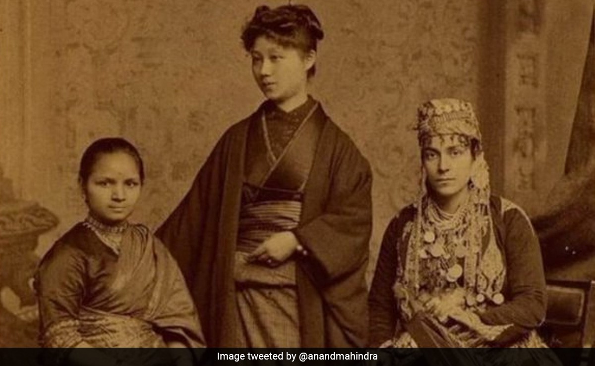 इनमें दिख रही 3 महिलाएं बेहद हैं खास, 1885 की फोटो शेयर कर आनंद महिंद्रा ने कहा- ये हमारी प्रेरणा हैं