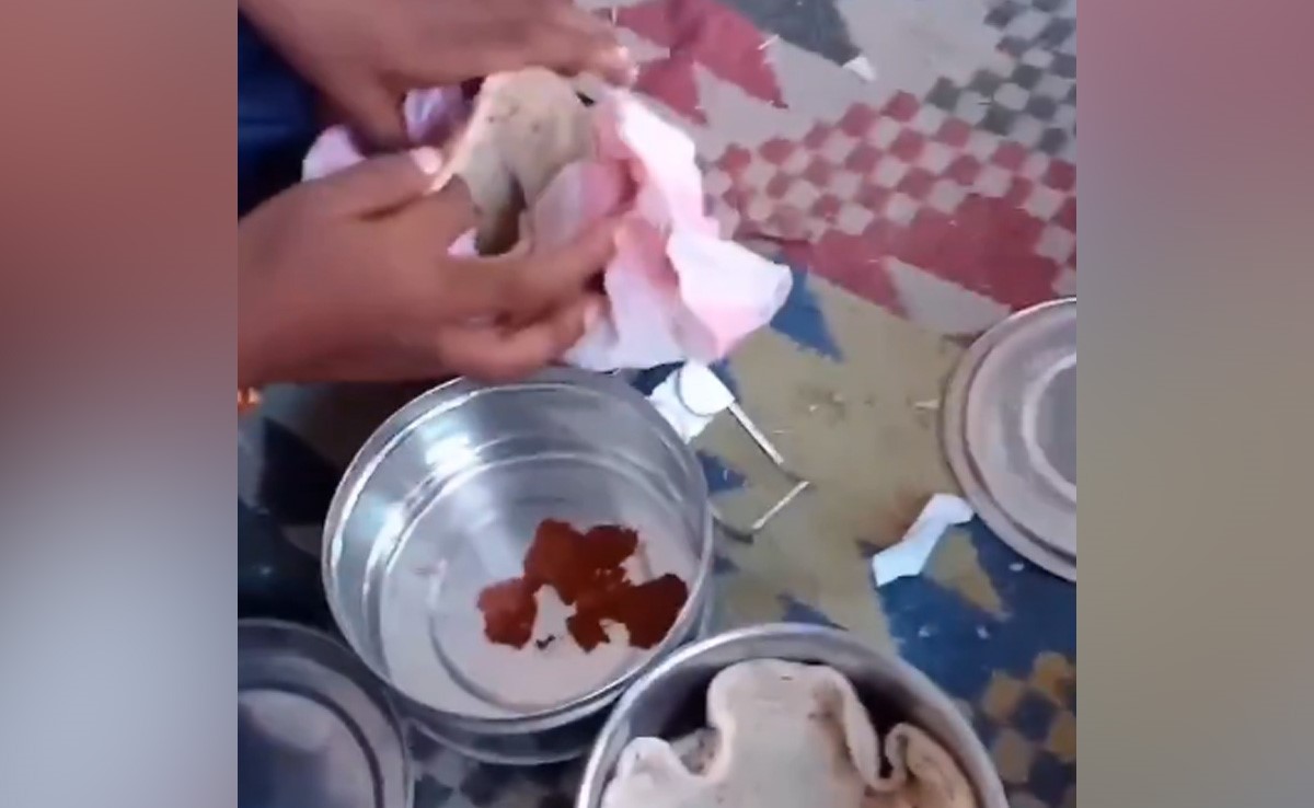 बच्चे ने टिफिन में खाई रोटी और मिर्च, मासूम का वीडियो देख लोगों ने कहा- काश, इसे सब्जी मिल जाती बच्चे ने टिफिन में खाई रोटी और मिर्च, मासूम का वीडियो देख लोगों ने कहा- काश, इसे सब्जी मिल जाती