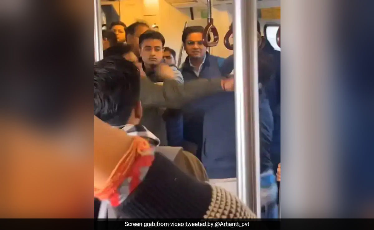 Viral News: दिल्ली मेट्रो में जमकर चले लात-घूसे, WWE जैसा दिखा नजारा, देखें वीडियो