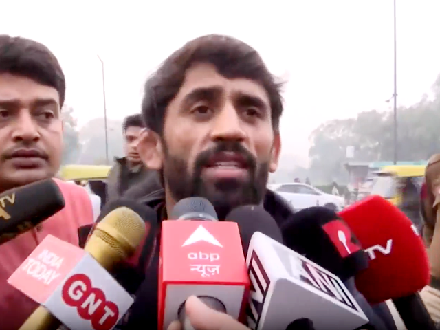 PM को पद्मश्री लौटने पहुंचे बजरंग पूनिया, पुलिस ने रोका फुटपाथ पर रखा अवॉर्ड