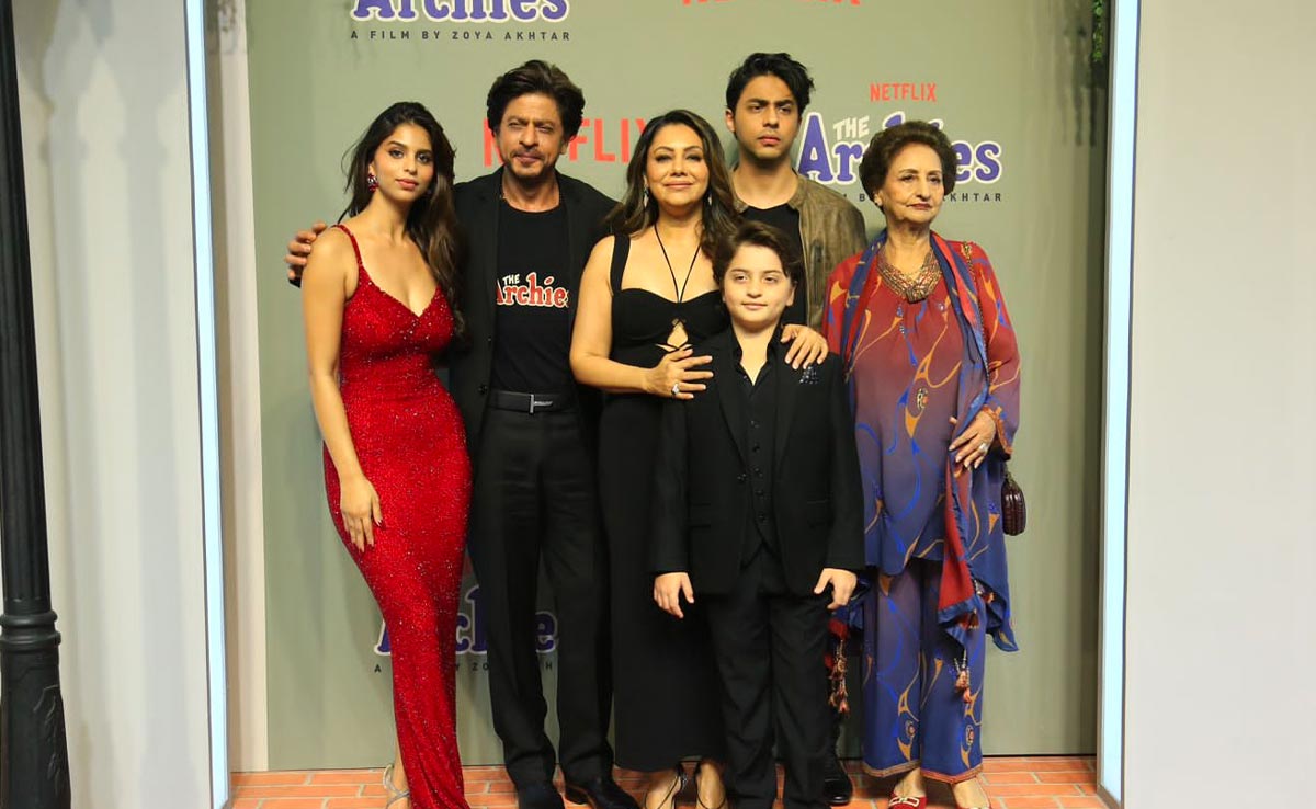 Shah Rukh Khan With Wife Gauri, Kids Aryan And AbRam - Meet Suhana Khan's Cheer Squad At <i>The Archies</i> Screening