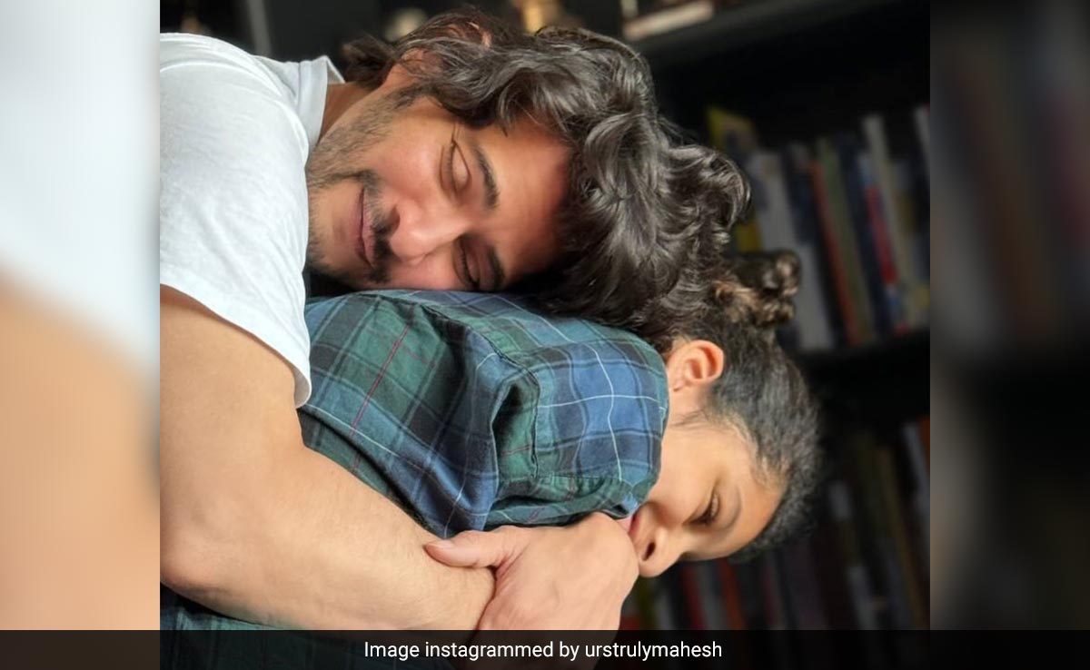 Cuteness Overloaded: Mahesh Babu's <i>Jadoo Ki Jhappi</i> For Daughter Sitara