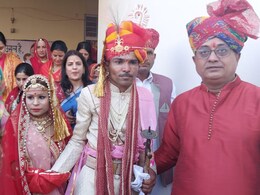 Jodhpur: 20 साल पहले पालने में मिली अनाथ बच्ची की धूमधाम से हुई शादी Jodhpur: 20 साल पहले पालने में मिली अनाथ बच्ची की धूमधाम से हुई शादी