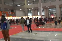 अयोध्या के नये रेलवे स्टेशन के उद्घाटन के बाद देखने के लिए उमड़ी स्थानीय लोगों की भीड़ अयोध्या के नये रेलवे स्टेशन के उद्घाटन के बाद देखने के लिए उमड़ी स्थानीय लोगों की भीड़