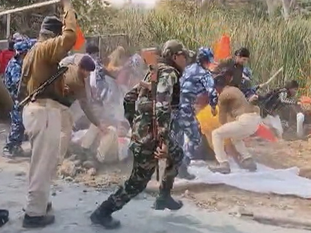 Cops Lathicharge Student On Bihar University Campus