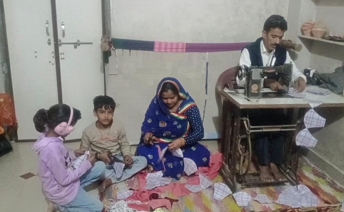 Corona Cases in Rajasthan: कोरोना की दस्तक के साथ एक्टिव हुआ 'मास्कमैन', पत्नी-बच्चों संग मिलकर तैयार कर रहा मास्क