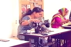 उषा सिलाई स्कूल से सिलाई सीखकर आत्मनिर्भर बनीं महिलाओं की कहानी उषा सिलाई स्कूल से सिलाई सीखकर आत्मनिर्भर बनीं महिलाओं की कहानी