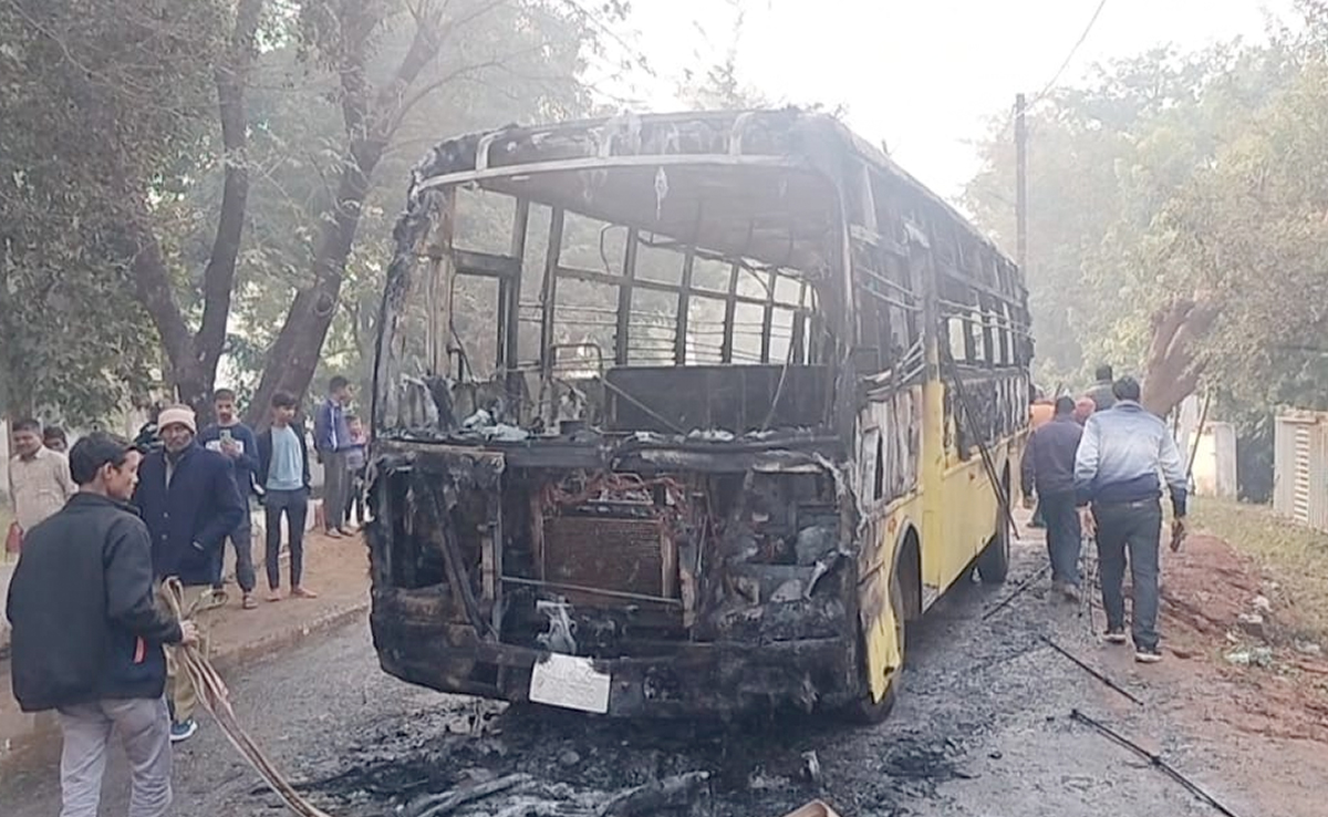 सीधी में टला बड़ा हादसा; बाल-बाल बचे स्कूली बच्चे, देखते ही देखते धू-धू कर जली पूरी बस