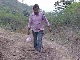 कांग्रेस प्रत्याशी की जीत के लिए ग्रामीण ने नंगे पैर रहकर मांगी मन्नत, अब गांव के विकास की है उम्मीद कांग्रेस प्रत्याशी की जीत के लिए ग्रामीण ने नंगे पैर रहकर मांगी मन्नत, अब गांव के विकास की है उम्मीद