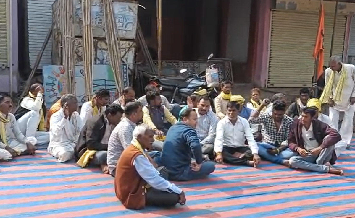 Harda: मासूम बच्ची से रेप का आरोपी 12 दिन बाद भी है फरार, गिरफ्तारी की मांग को लेकर सड़ पर उतरे लोग