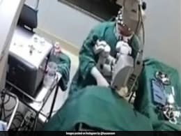 सर्जरी के दौरान 82 साल की मरीज हिला रही थी आंखें, डाक्टर ने जड़ दिए घूंसे, Video वायरल होते ही जो हुआ... सर्जरी के दौरान 82 साल की मरीज हिला रही थी आंखें, डाक्टर ने जड़ दिए घूंसे, Video वायरल होते ही जो हुआ...