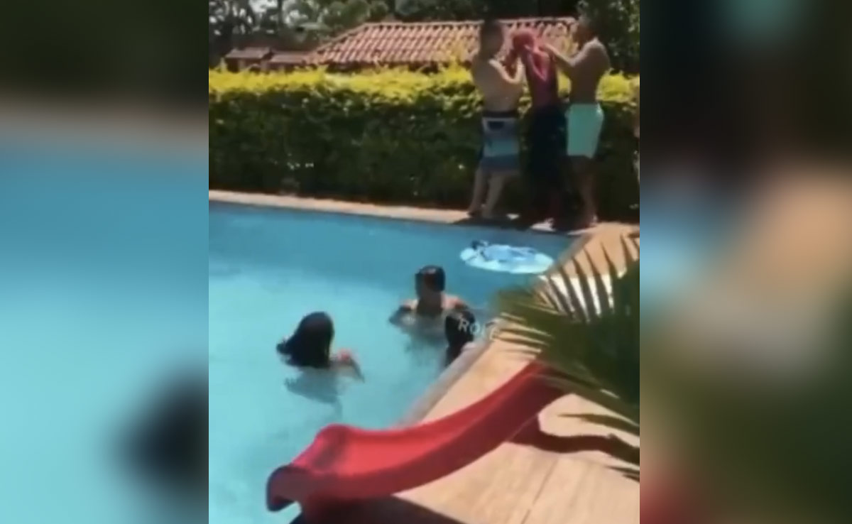 हीरो बनने के लिए स्पाइडर मैन ने पूल में लगा दी छलांग फिर सांस फूलने से निकलने लगी जान