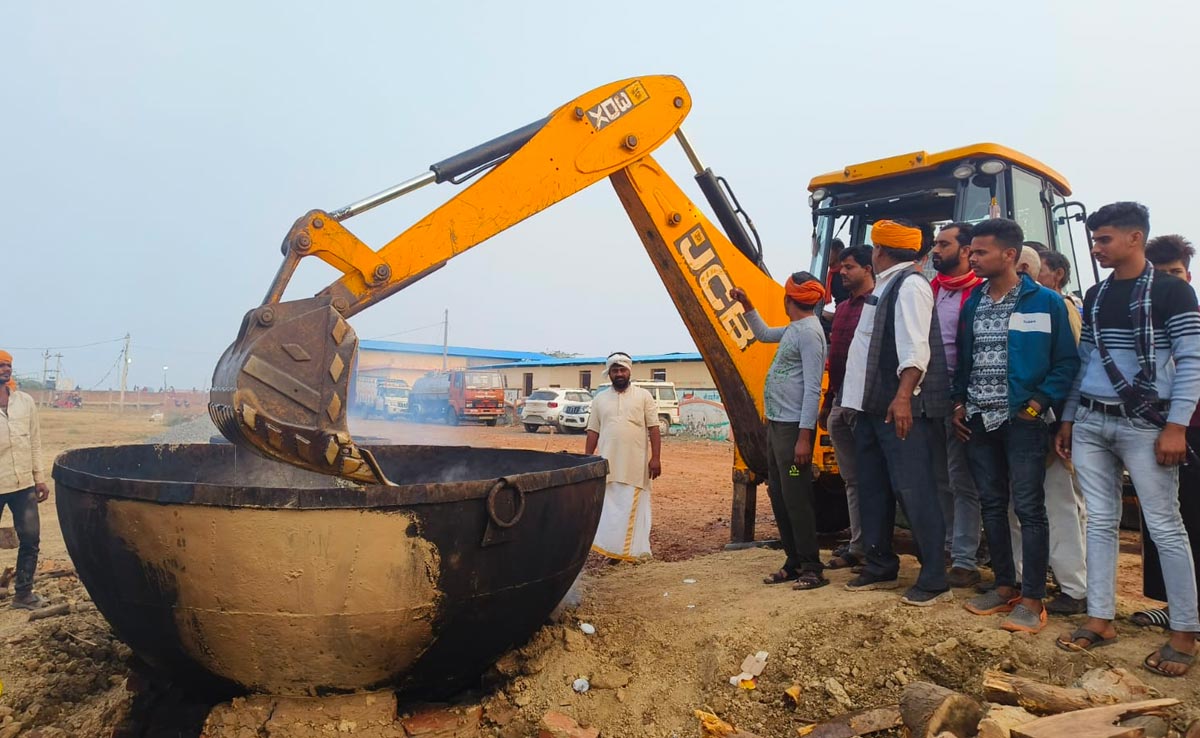 Dandraua Dham: ऐसा भंडारा जहां मिक्सर से बनाया जा रहा है मालपुए का घोल, बुलडोजर से बनाई जा रही है सब्जी