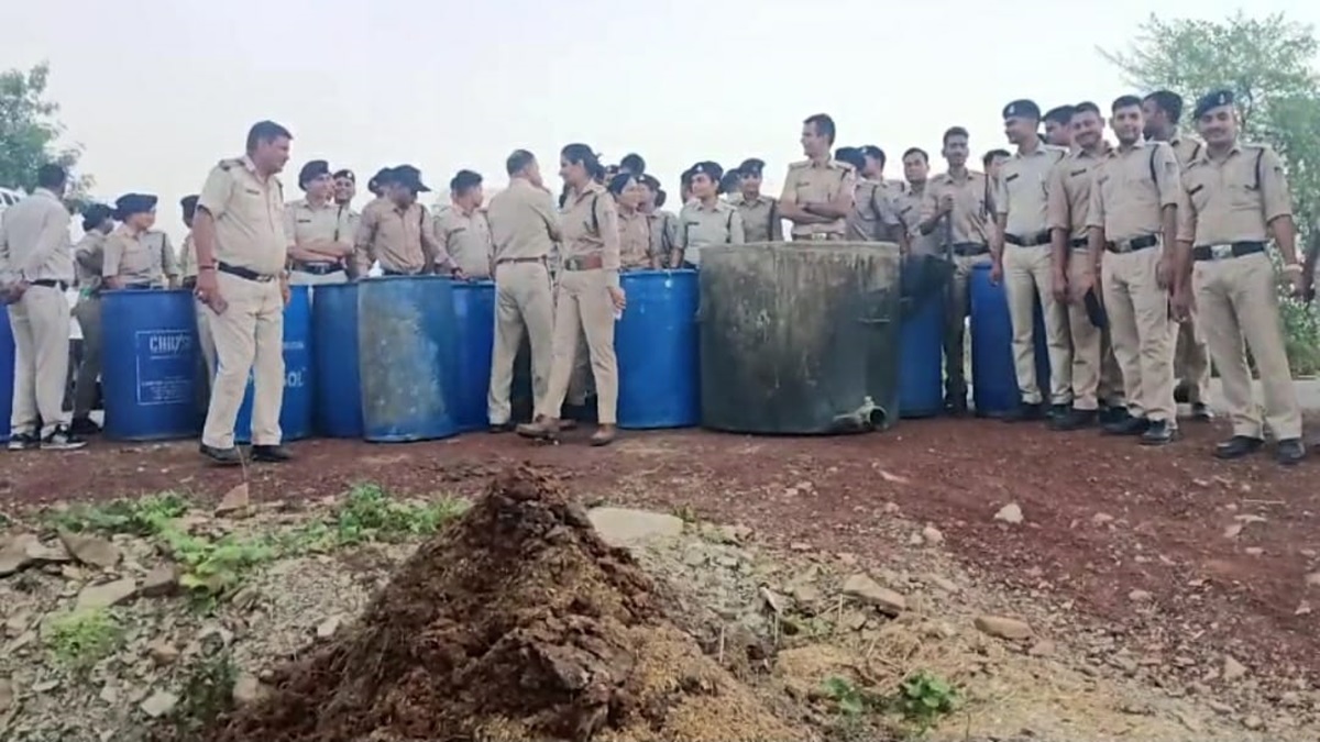 Gwalior News : चुनाव में पकड़ी गई&nbsp;₹71 लाख की अवैध शराब, अब जंगल में नष्ट&nbsp;कर रहा आबकारी विभाग
