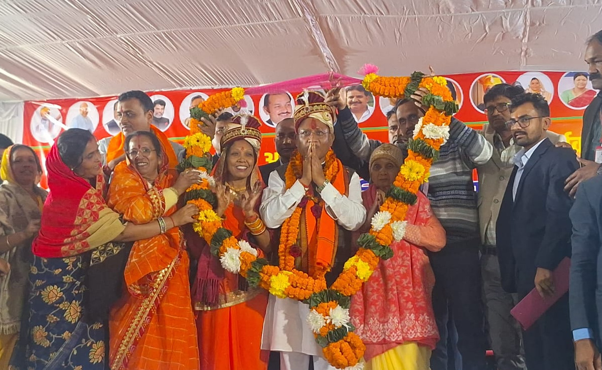 Jashpur: सीएम बनने के बाद गृहनगर पहुंचे विष्णु देव साय, लोगों उत्साह के साथ किया भव्य स्वागत