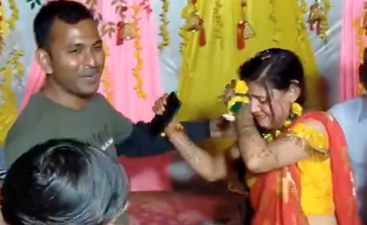 शादी में डांस करते-करते अचानक भाई को पकड़ कर फूट-फूट रोनी लगी दुल्हन, लोग बोले- पवित्र रिश्ता शादी में डांस करते-करते अचानक भाई को पकड़ कर फूट-फूट रोनी लगी दुल्हन, लोग बोले- पवित्र रिश्ता