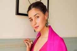 एक बार फिर आलिया भट्ट ने अपनी नेचरल ब्यूटी से जीता फैंस का दिल, देखें वीडियो एक बार फिर आलिया भट्ट ने अपनी नेचरल ब्यूटी से जीता फैंस का दिल, देखें वीडियो