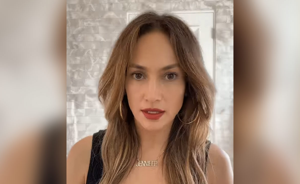 Jennifer Lopez's Secret To Perfecting A Red Lip Is Tailormade For The Holiday Season