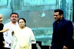 Kolkata International Film Festival 2023: Salman Khan And Chief Minister Mamata Banerjee Dance On Stage Kolkata International Film Festival 2023: Salman Khan And Chief Minister Mamata Banerjee Dance On Stage