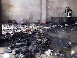 पुणे में मोमबत्ती बनाने वाली फैक्टरी में आग लगने से छह लोगों की मौत, 10 घायल पुणे में मोमबत्ती बनाने वाली फैक्टरी में आग लगने से छह लोगों की मौत, 10 घायल