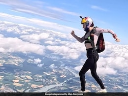 Skydiving : हवा में चलने लगी 23 वर्षीय लड़की, ग्रेविटी हुई फेल, देखिए रोमांचक वीडियो
