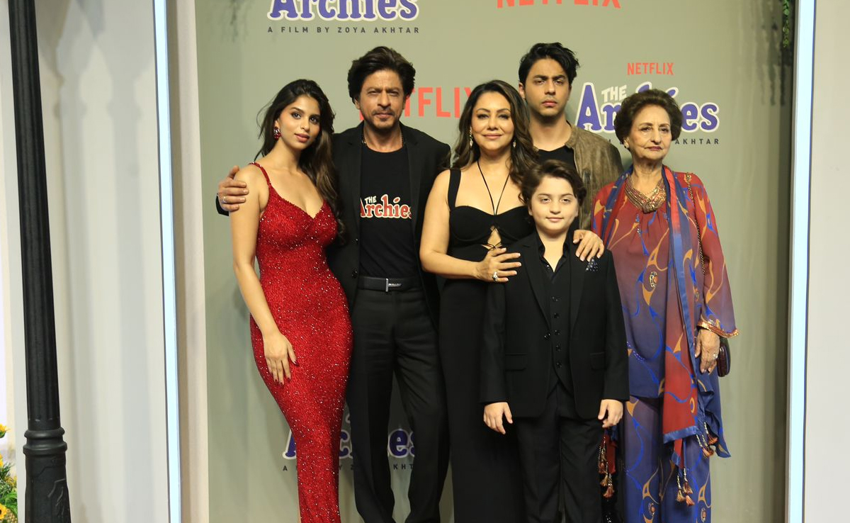 Shah Rukh Khan Is King Khan To The World But A Supportive Father In An <i>Archies</i> Tee And Pantsuit To Suhana Khan First