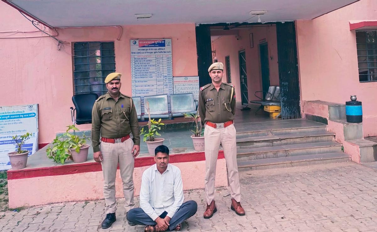 प्रतापगढ़: ट्रैक्टर-ट्रॉली में 15 लाख रूपए की कीमत का डोडा चूरा ले जा रहे तस्कर को पुलिस ने पकड़ा