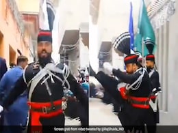 शादी में पाकिस्तानी बैंड ने किया ऐसा डांस, देख हैरान हुए लोग, बोले- अब वाघा बॉर्डर जाने की जरूरत नहीं, Video वायरल शादी में पाकिस्तानी बैंड ने किया ऐसा डांस, देख हैरान हुए लोग, बोले- अब वाघा बॉर्डर जाने की जरूरत नहीं, Video वायरल