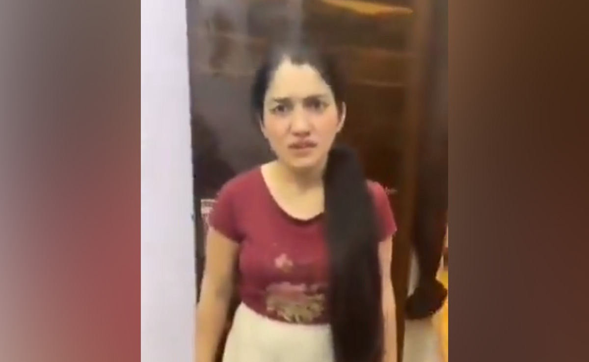 पति की गलती पर पत्नी बेलन लेकर आई, तभी हसबैंड ने कही ऐसी बात जिसे सुनकर लोगों ने कहा- सैल्यूट, युद्ध टल गया