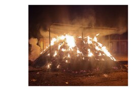 Sikar News: श्रीमाधोपुर के अनाज मंडी में लगी आग, लाखों का सामान जलकर हुआ राख