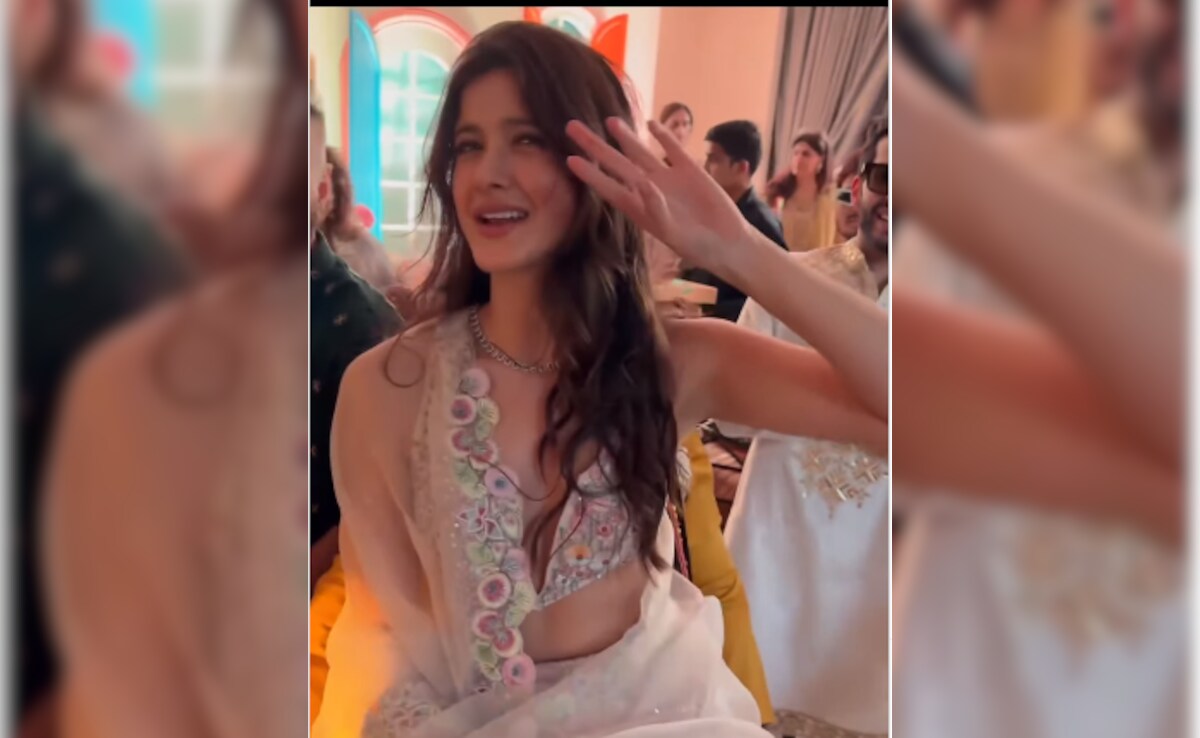Just Shanaya Kapoor Dancing To <i>Dhol</i> Beats. Watch