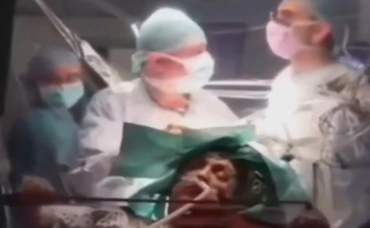 दिमाग खोलकर डॉक्टर कर रहे थे सर्जरी, ऑपरेशन करवा रही महिला बजाती रही वायलिन, इस तरह की डॉक्टर्स की मदद