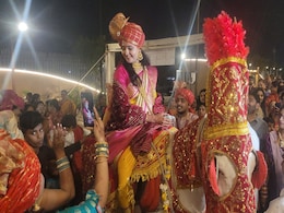 Burhanpur: शादी के लिए इस अंदाज में घोड़े पर सवार होकर दूल्हे के घर पहुंची दुल्हन, Video वायरल Burhanpur: शादी के लिए इस अंदाज में घोड़े पर सवार होकर दूल्हे के घर पहुंची दुल्हन, Video वायरल