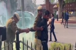Lok Sabha Security Breach: संसद के अंदर-बाहर दोनों जगह सुरक्षा में बड़ी सेंध Lok Sabha Security Breach: संसद के अंदर-बाहर दोनों जगह सुरक्षा में बड़ी सेंध