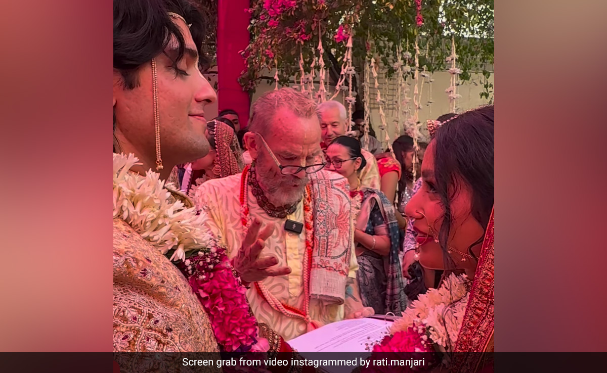 कंधे पर गमछा डाले विदेशी पंडित जी ने संस्कृत में पढ़े मंत्र, करवाई हिंदू रीति रिवाज से शादी, यूजर्स ने कहा- राधे राधे