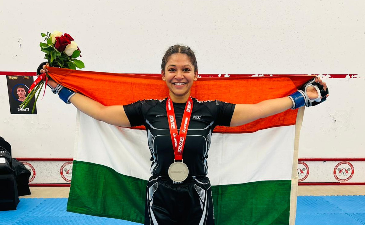 इंदौर की सुरभि सांखला ने बहरीन में लहाराया तिरंगा, MMA में पाकिस्तान को चटाई धूल