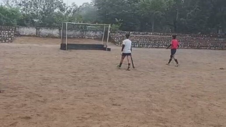 Seoni में बना करोड़ों का एस्ट्रो टर्फ, फिर भी घास और कीचड़ में खेलने को मजबूर हॉकी खिलाड़ी