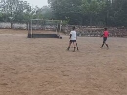 Seoni में बना करोड़ों का एस्ट्रो टर्फ, फिर भी घास और कीचड़ में खेलने को मजबूर हॉकी खिलाड़ी Seoni में बना करोड़ों का एस्ट्रो टर्फ, फिर भी घास और कीचड़ में खेलने को मजबूर हॉकी खिलाड़ी