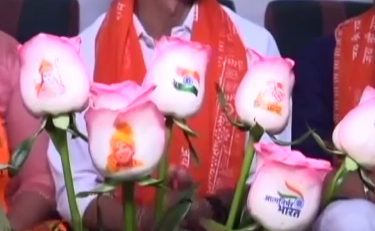 मन मंदिर से गुलाब की पंखुड़ियों तक, कण-कण में राम...गुजरात के अशोक ने फूलों पर उकेरी अपनी श्रद्धा