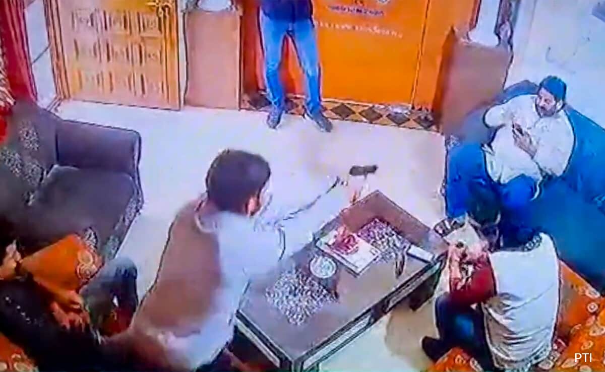 Gogomedi Murder case: घायल सुरक्षा गार्ड की इलाज के दौरान मौत, गोलीबारी में अब तक तीन की मौत Gogomedi Murder case: घायल सुरक्षा गार्ड की इलाज के दौरान मौत, गोलीबारी में अब तक तीन की मौत